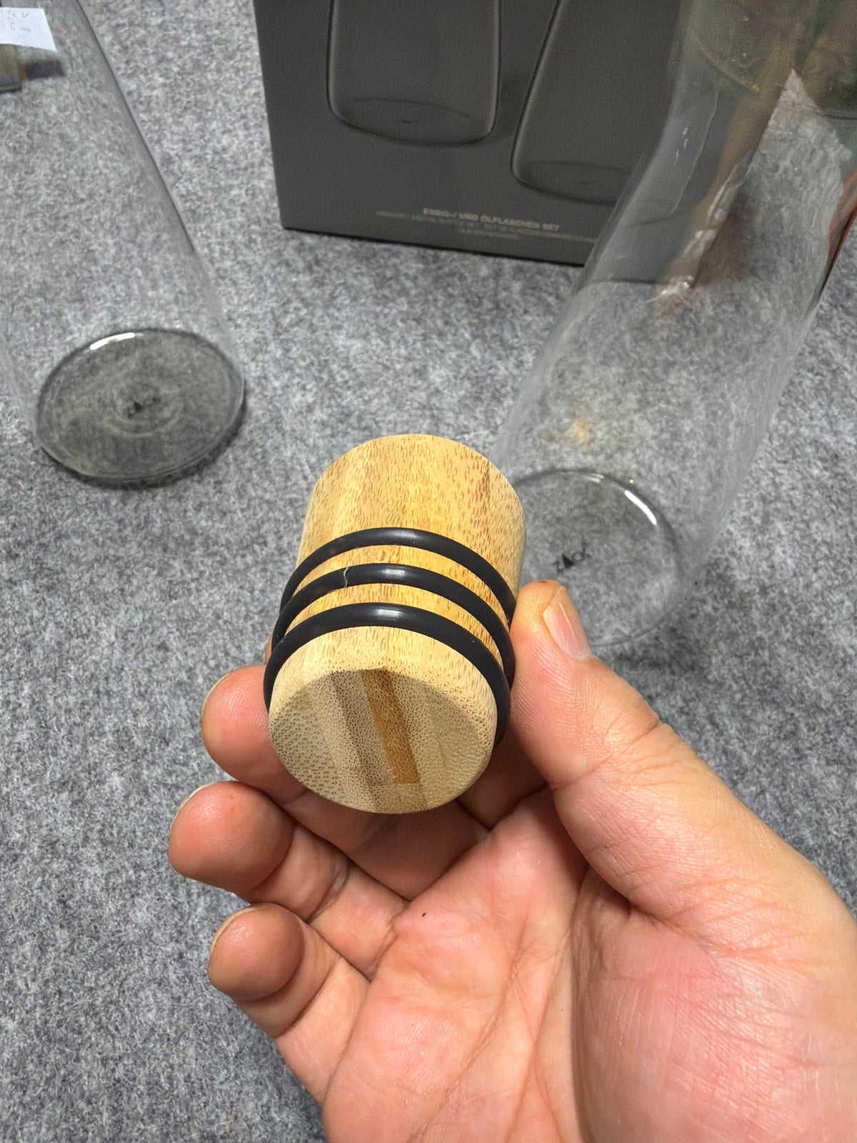 ZACK 20876Y:BEVOのボトル:黒いリングのある茶色の栓を取り外して手で持った写真
