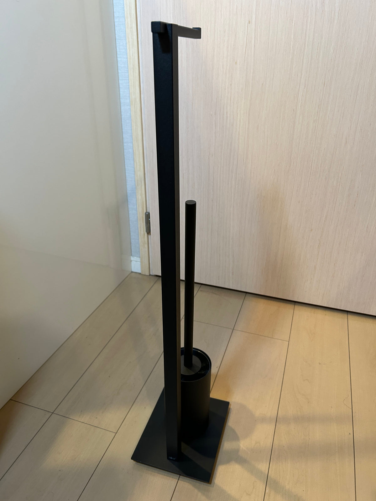 ZACK 40508Y:CARVOのトイレスタンド:上部の横棒と支柱を反対側から見た全体像