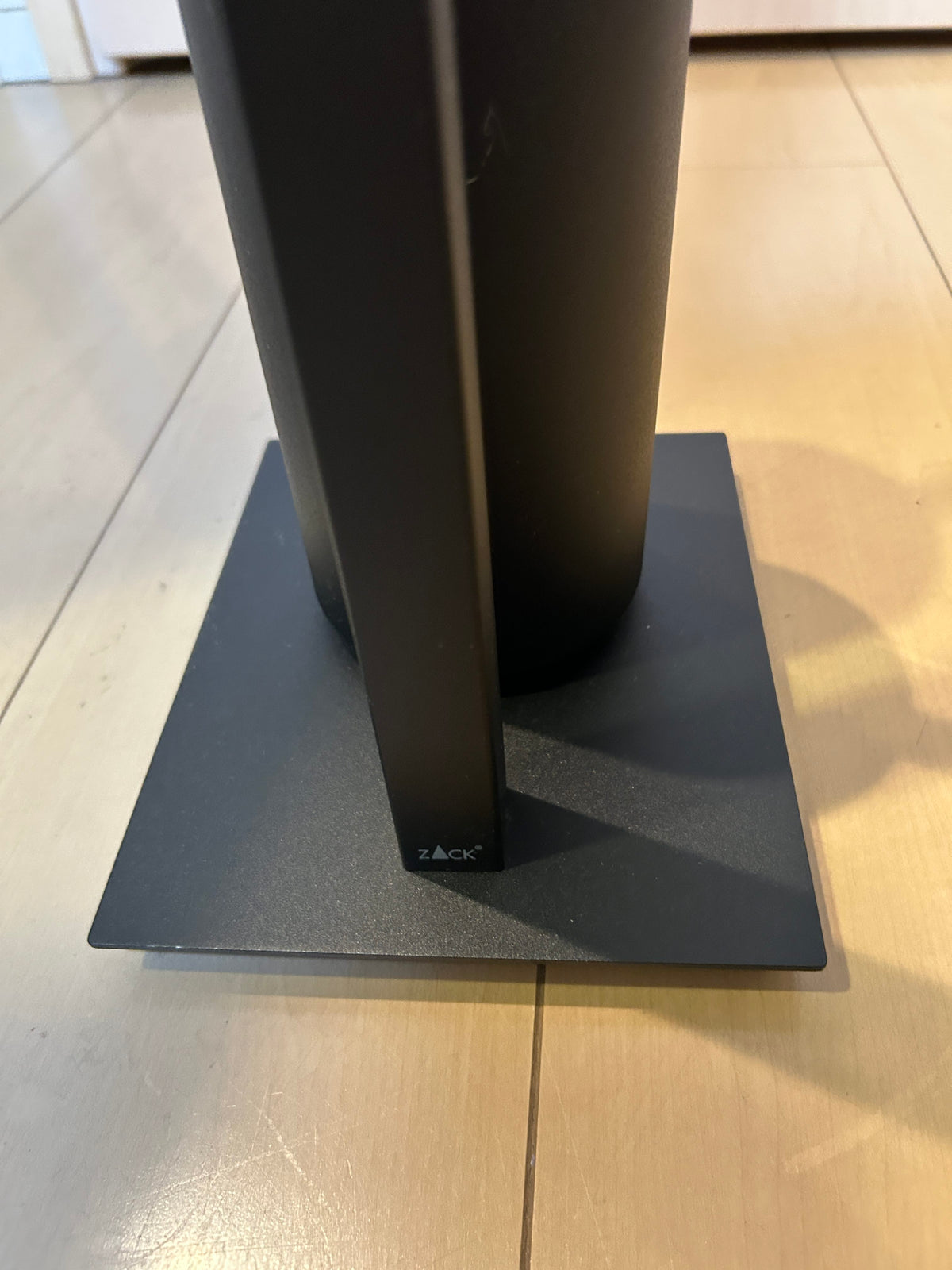 ZACK 40508Y:CARVOのトイレスタンド:四角い台座と支柱、ブラシ容器の側面が見える拡大