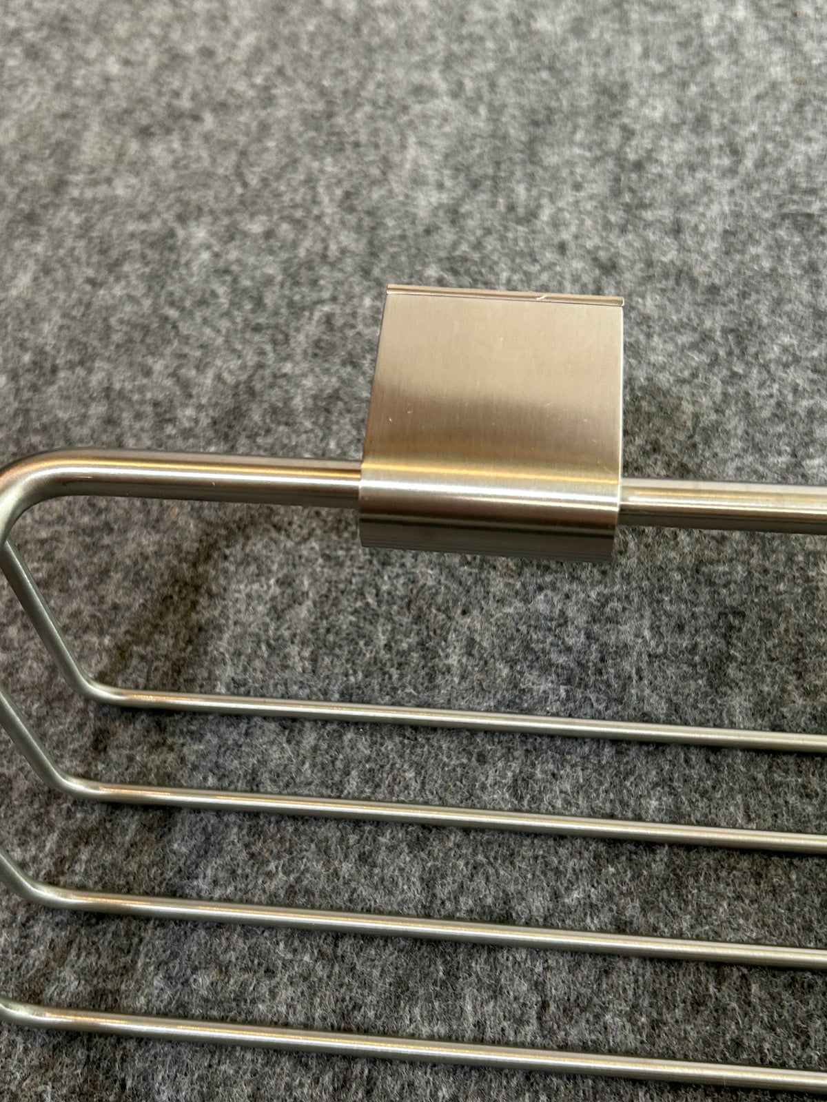 ZACK 40426Y:ATOREのシャワーバスケット:取付金具の表面と角形のフレームが見える上方からの拡大