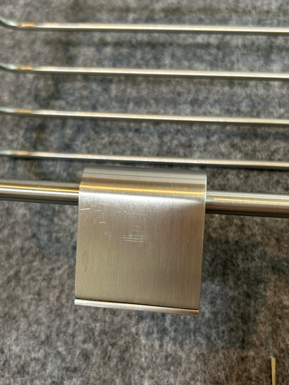 ZACK 40426Y:ATOREのシャワーバスケット:取付金具の表面とバスケットの横棒が見える拡大