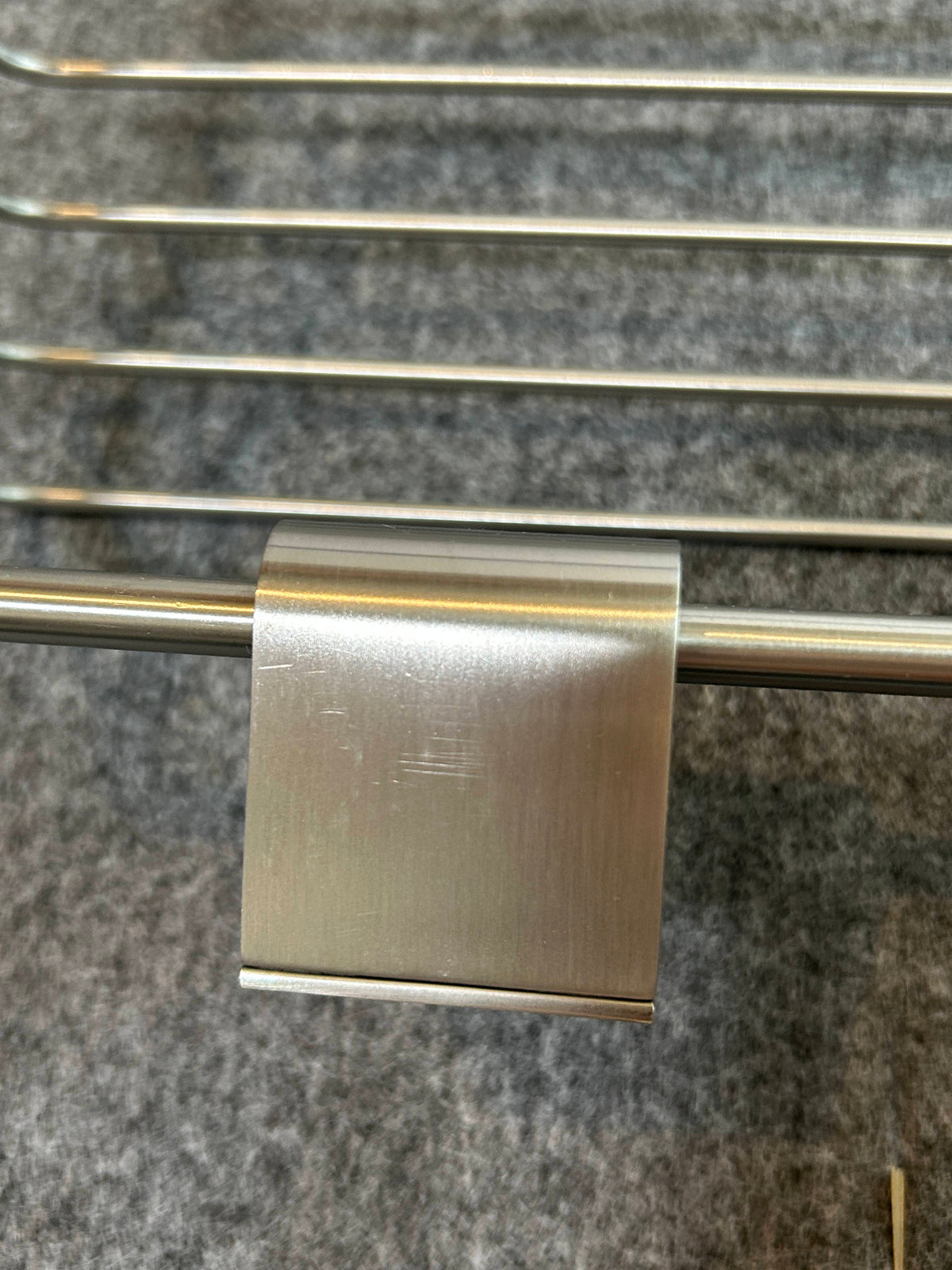 ZACK 40426Y:ATOREのシャワーバスケット:取付金具と格子状の底面を近くから見た拡大