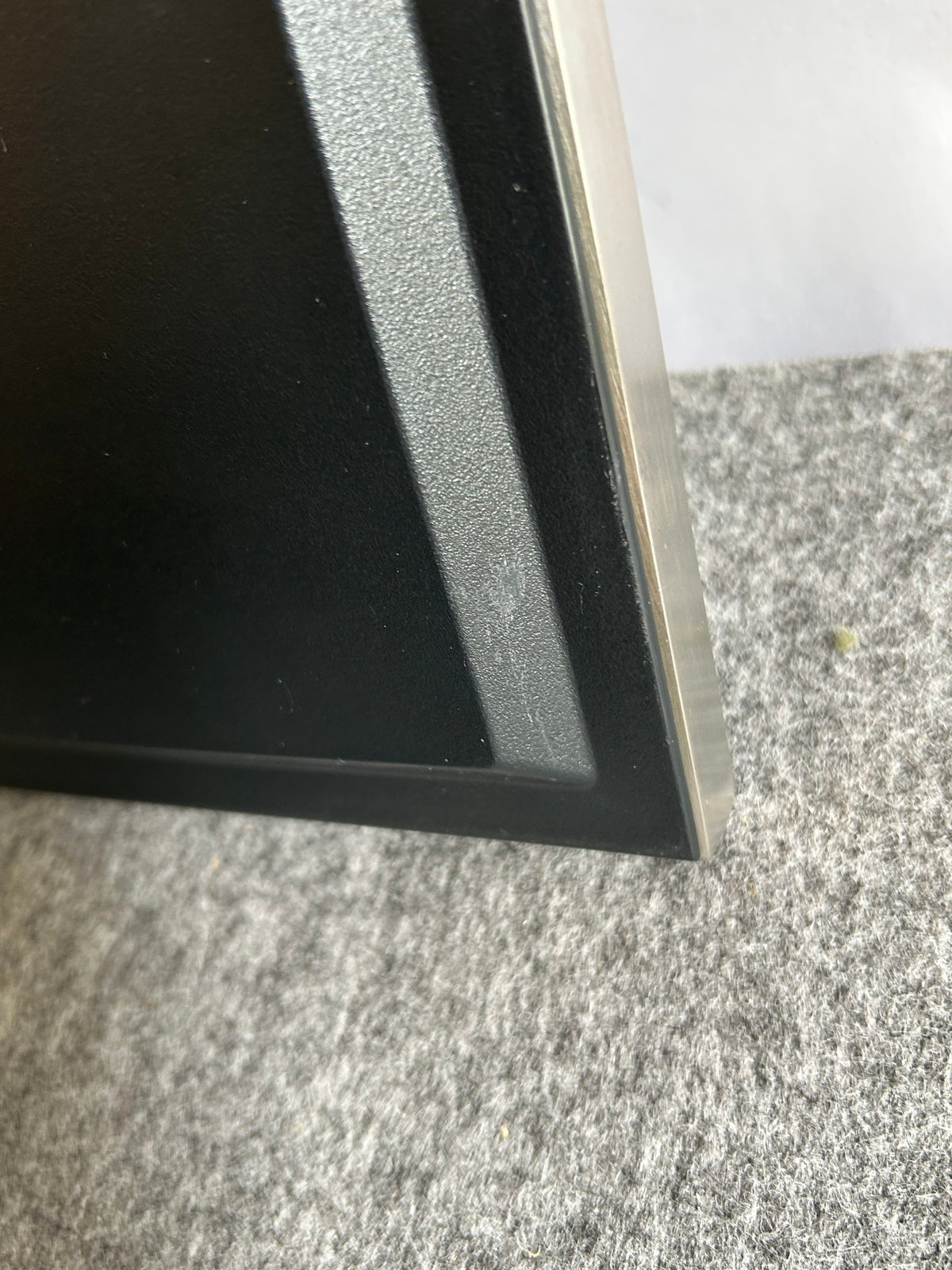 ZACK 60050 HOYO 壁掛け時計:黒い背面の縁と下側の角を斜めから見た接写