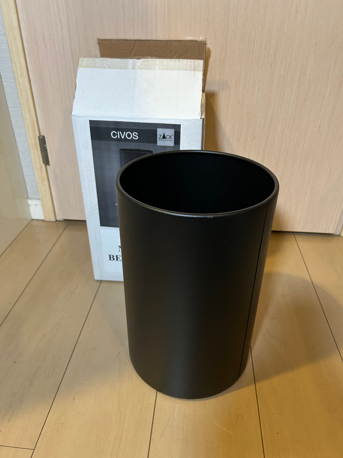 ZACK 50507Y:CIVOSのバスケット:黒い円筒形の本体を開いた箱の前に置いた全体像