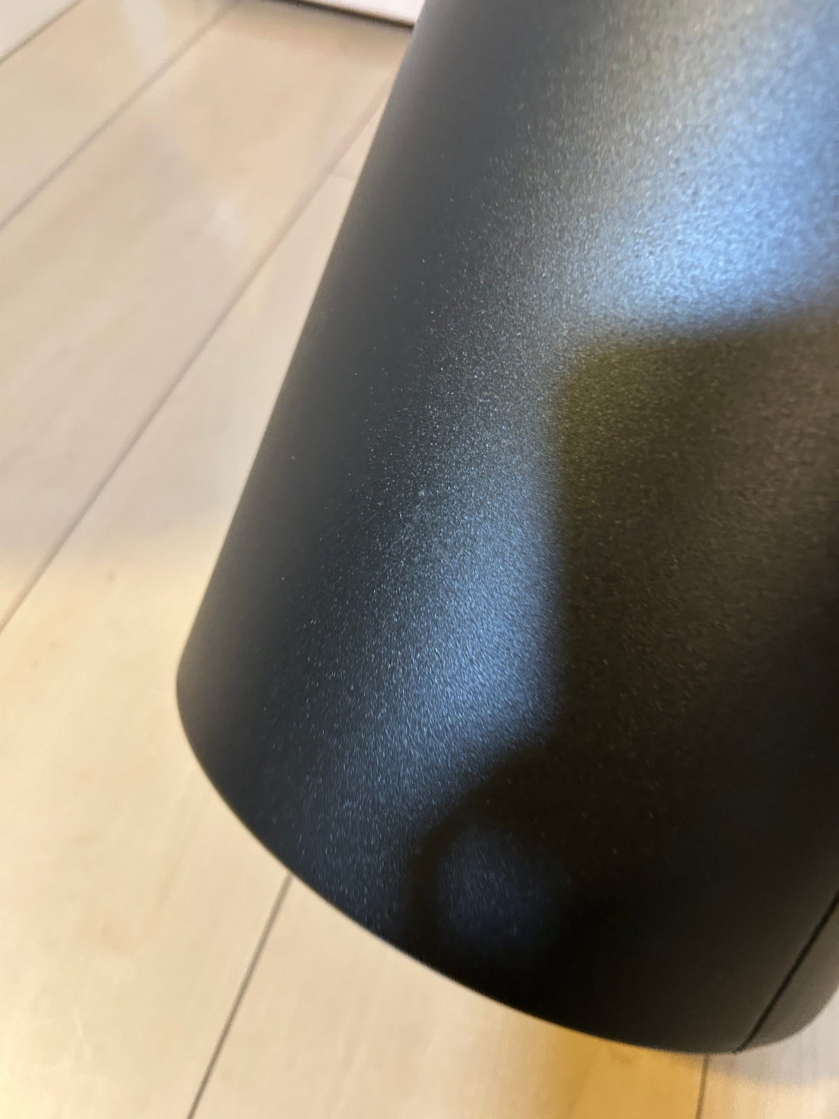 ZACK 50507Y:CIVOSのバスケット:光の当たった黒い側面の表面を近くから見た拡大