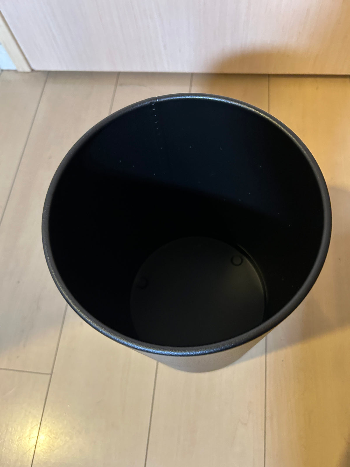 ZACK 50507Y:CIVOSのバスケット:円形の開口から容器の内側と底面を上から見た写真