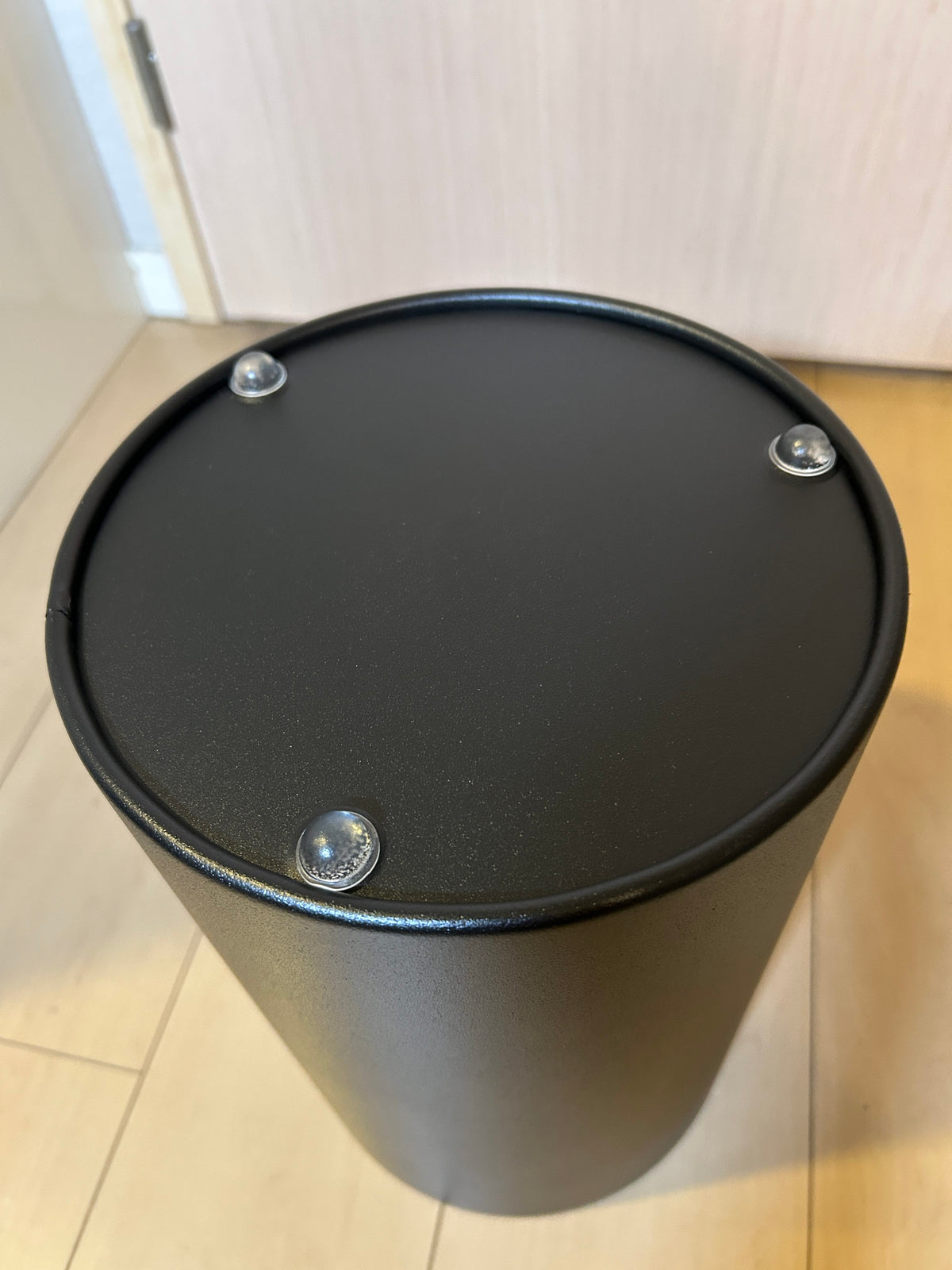 ZACK 50507Y:CIVOSのバスケット:裏返した本体の底面と足の部品を近くから見た拡大