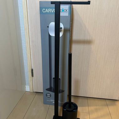 ZACK 40508Y:CARVOのトイレスタンド:黒いペーパーホルダーとブラシ容器の付いたスタンドを、箱の前に置いた写真