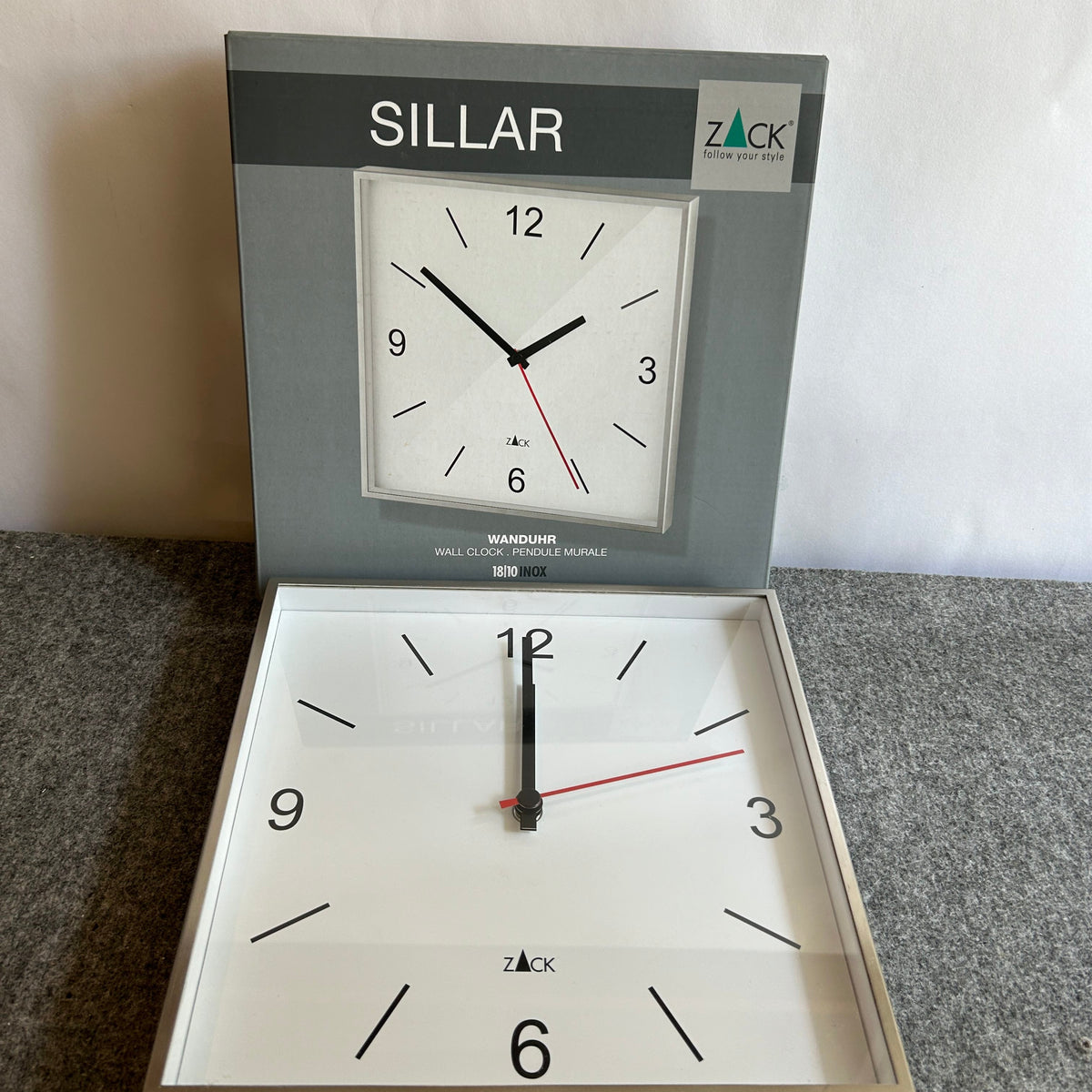 ZACK 60053Y:SILLARの壁掛け時計:白い文字盤の時計とSILLARの箱を近くから見た写真