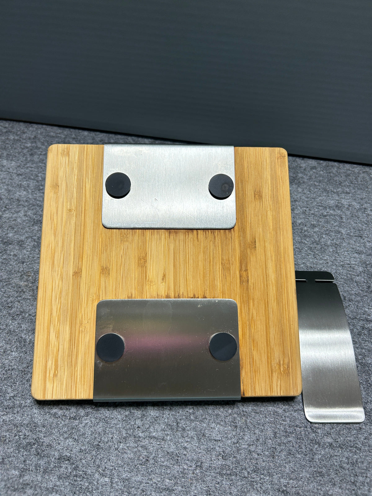 ZACK 22446Y ナプキンホルダー:木製台座の裏面と金属部の丸い滑り止め