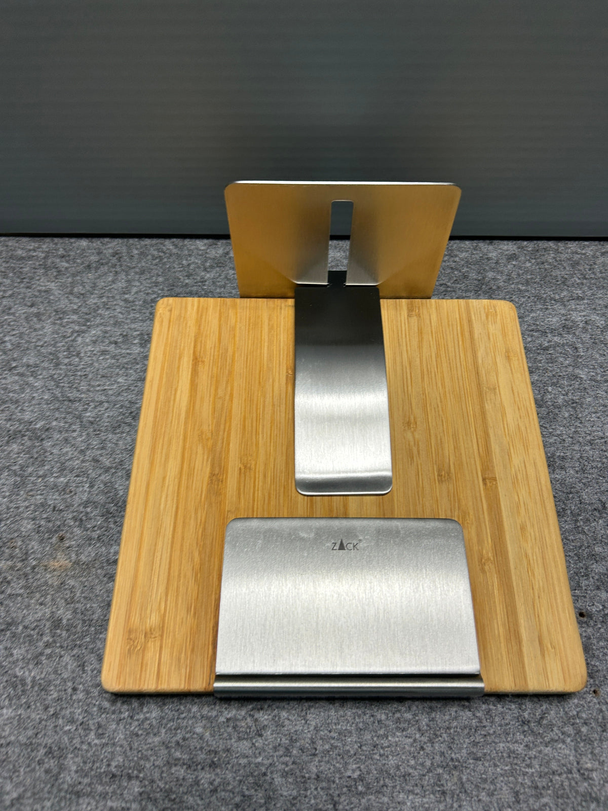 ZACK 22446Y ナプキンホルダー:木製の台と金属の押さえを正面から見た全体