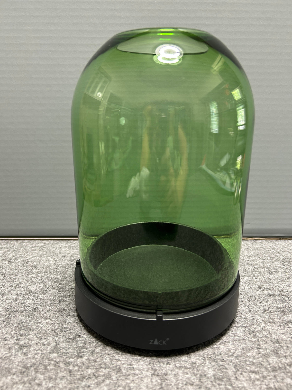 ZACK 30114Y グリーンのランタン:緑色のガラスカバーと黒い台座を組み合わせた全体