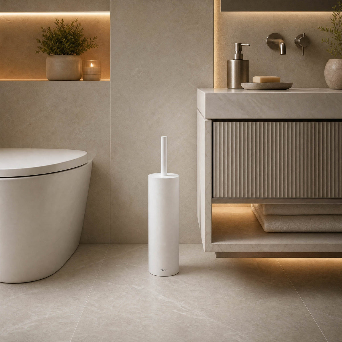 ZACK 40118 トイレブラシ:木製の洗面台とトイレの間に白い本体を置いた設置例
