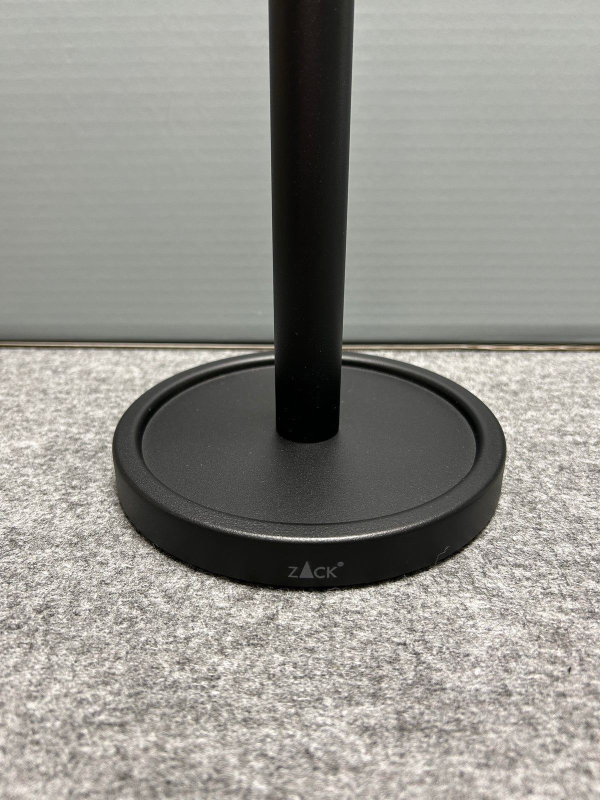 ZACK 40286Y スペアトイレットペーパーホルダー:支柱の取付部とベース上面の拡大