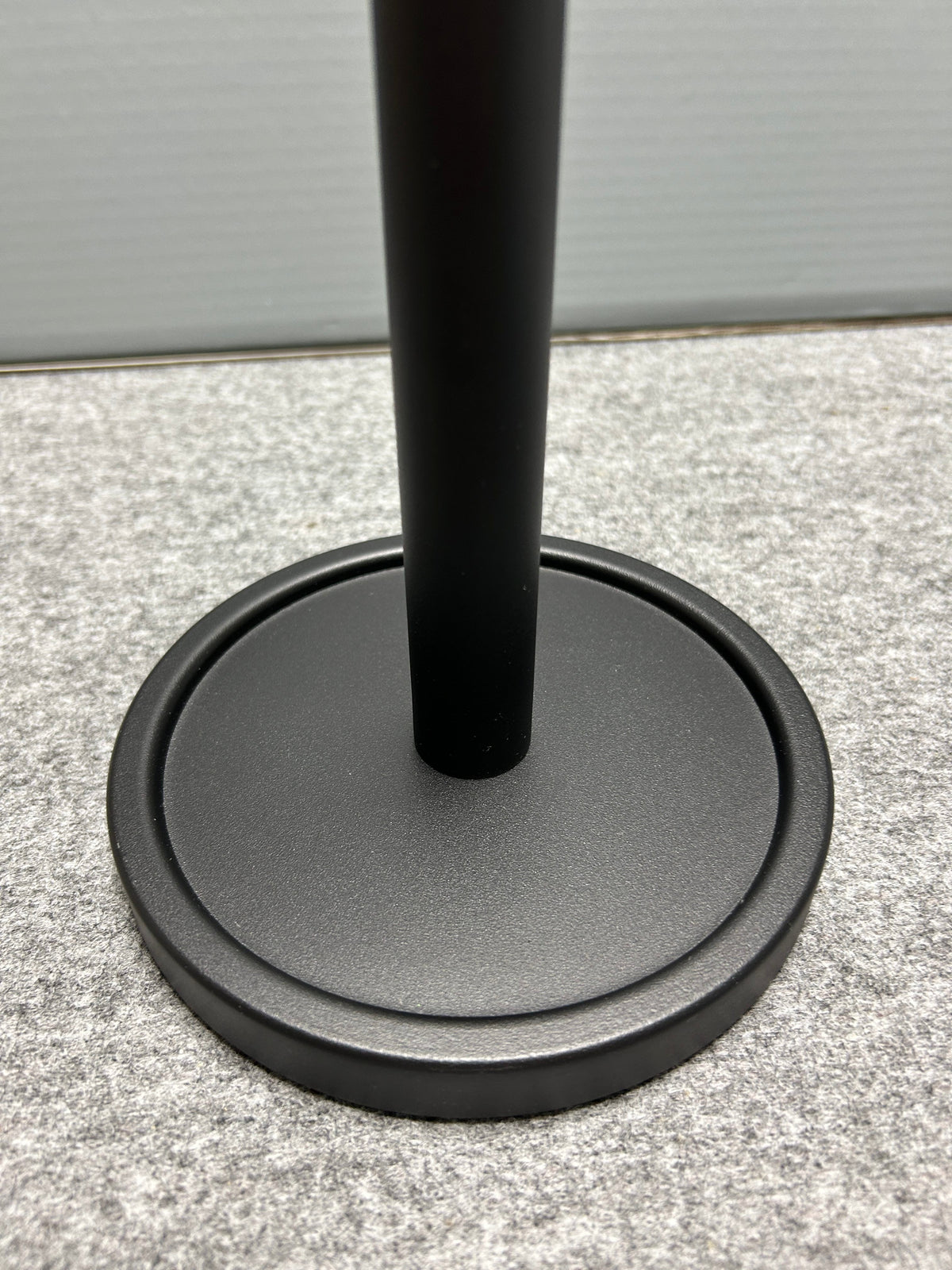 ZACK 40286Y スペアトイレットペーパーホルダー:支柱の取付部とベース上面の拡大