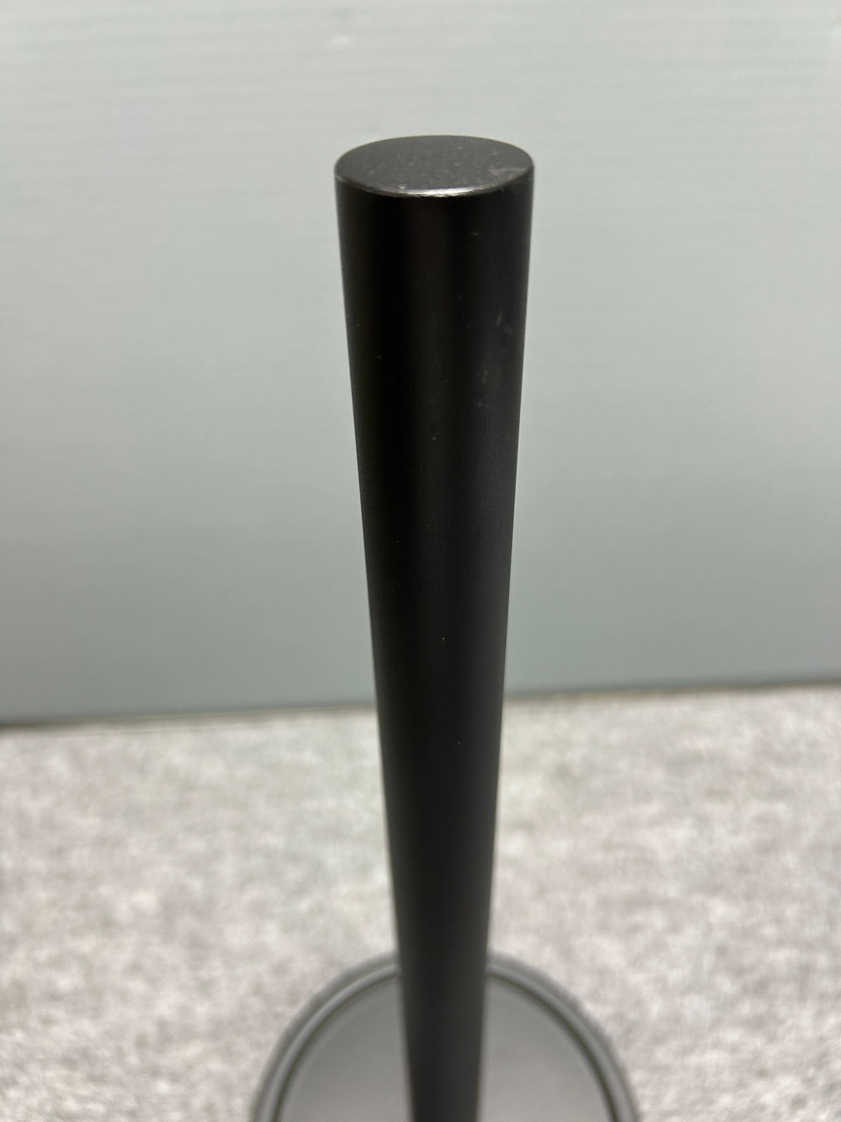 ZACK 40286Y スペアトイレットペーパーホルダー:支柱上端の形状の拡大