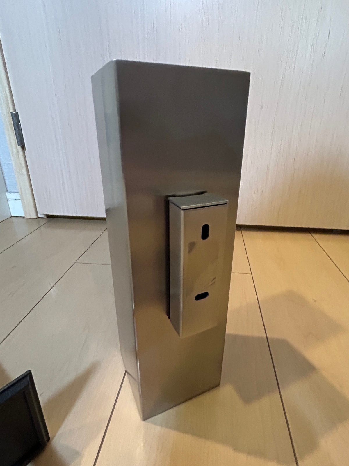 ZACK 40490Y トイレブラシ:ケース背面の壁取付金具の形状
