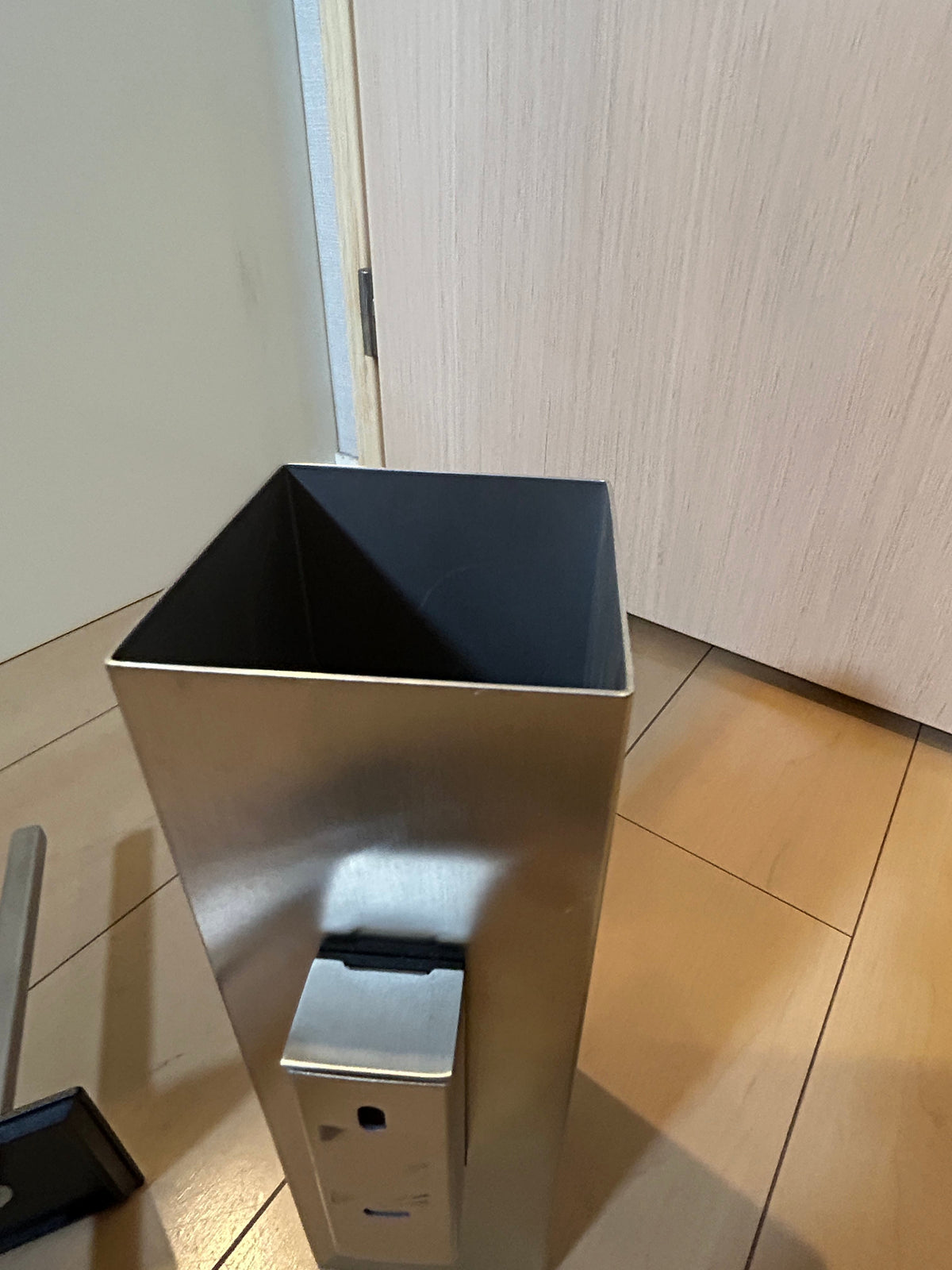 ZACK 40490Y トイレブラシ:ケース上部の開口部と壁取付金具