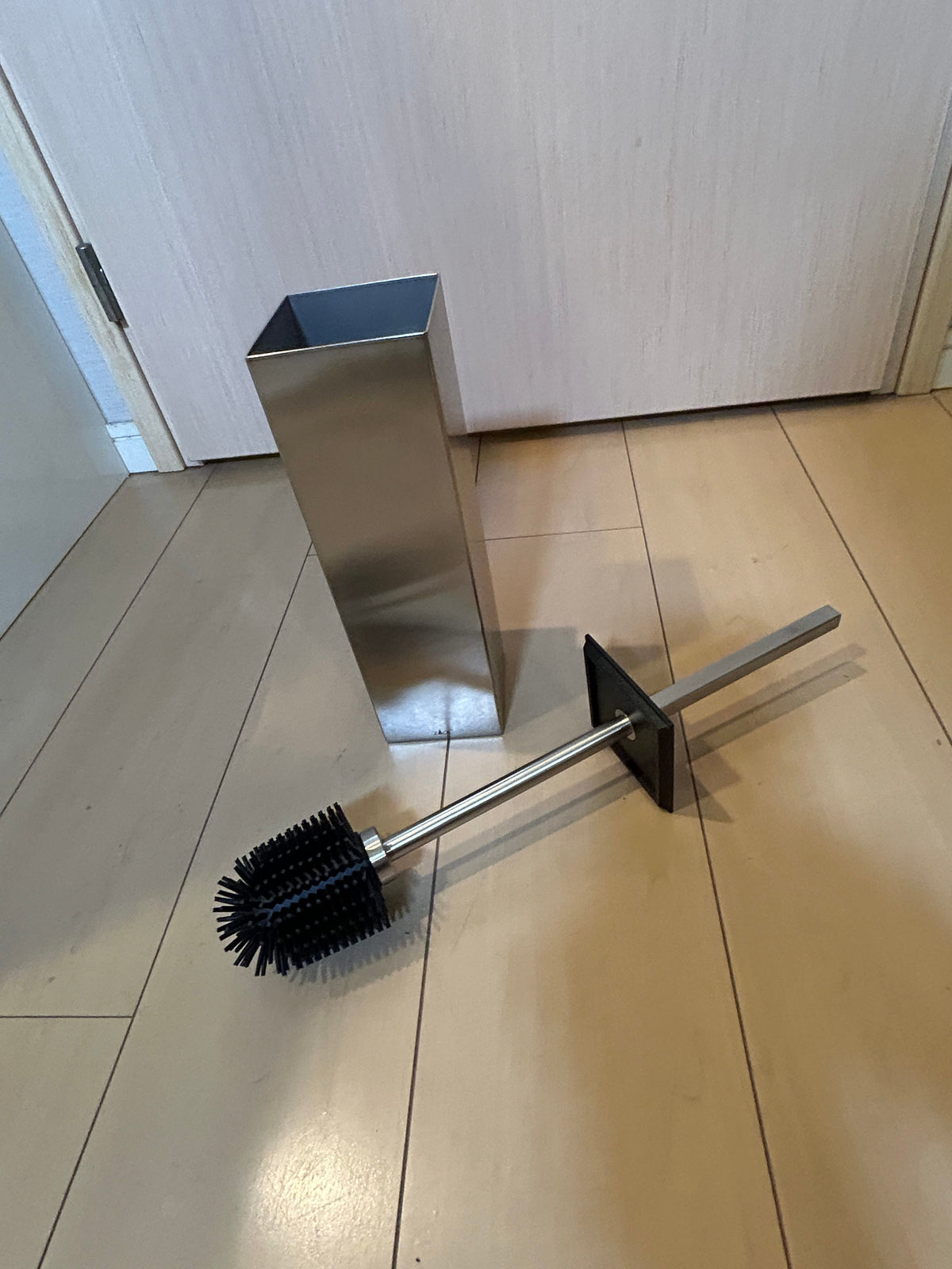 ZACK 40490Y トイレブラシ:ケースの横に取り出したブラシを並べた状態