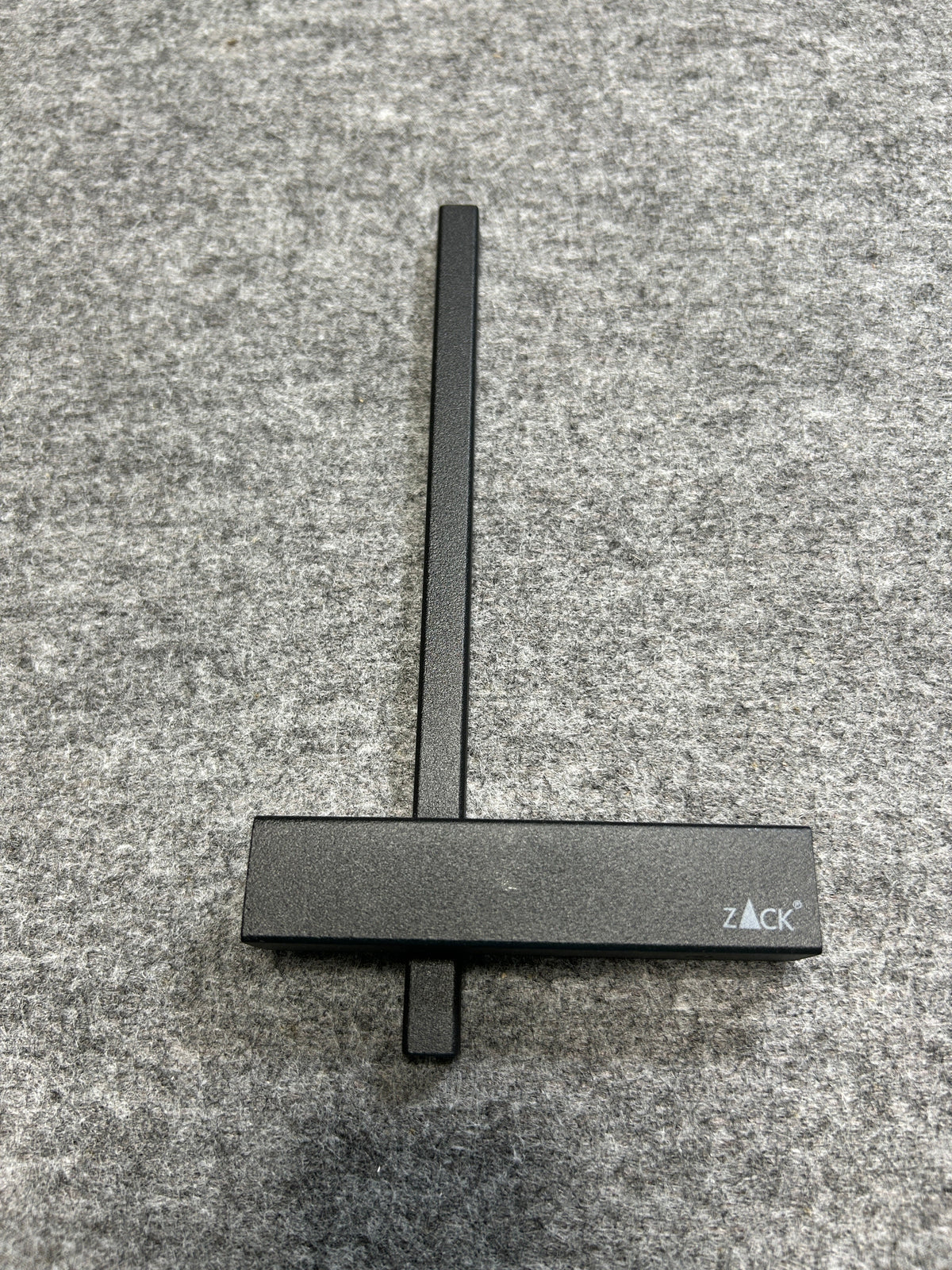 ZACK 40501Y スペアトイレットペーパーホルダー:支柱と壁取付台座を表側から見た全体