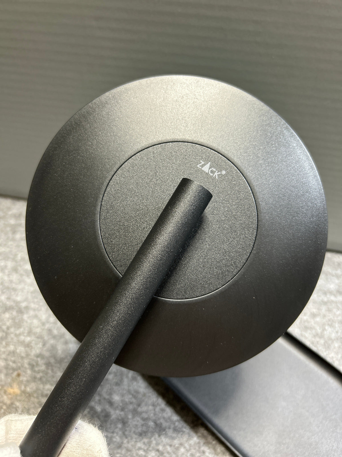 ZACK 40525Y メイクアップミラー:鏡背面の支柱接合部とロゴの拡大