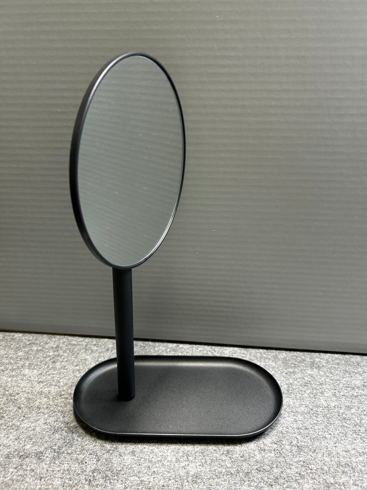 ZACK 40525Y メイクアップミラー:丸い鏡面と支柱、台座を正面から見た全体