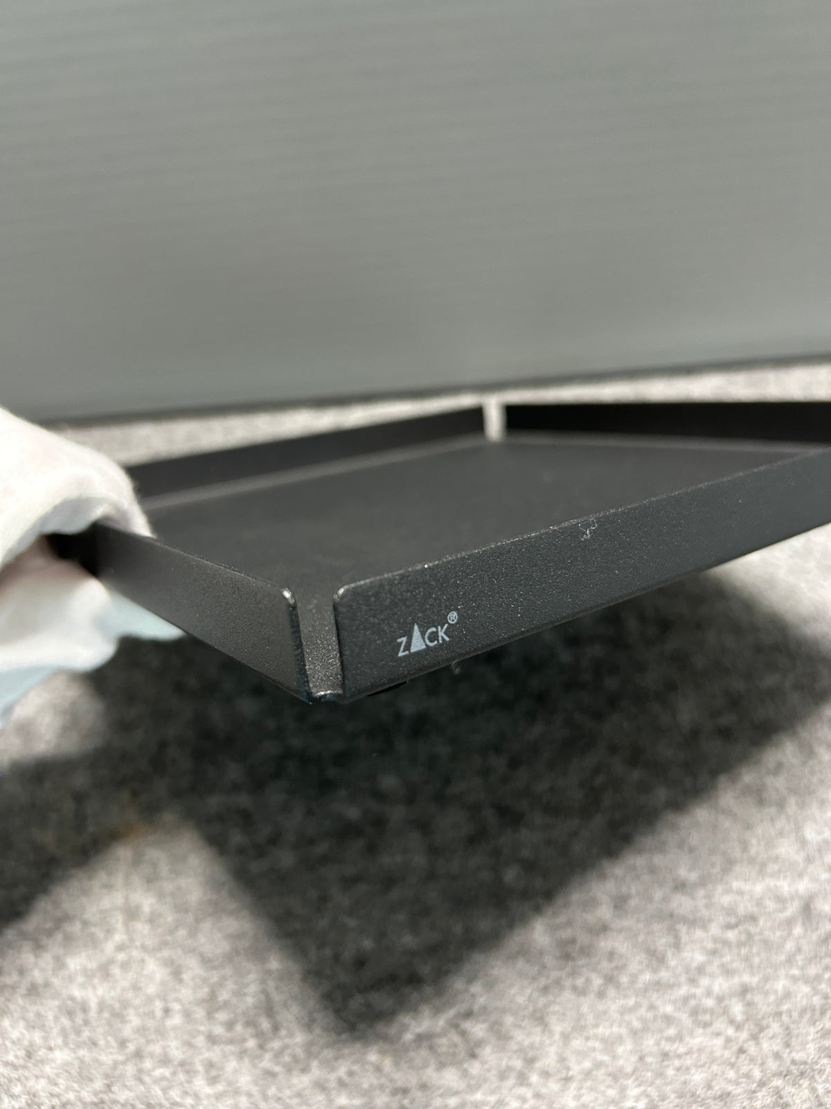 ZACK 40538Y トレー:トレー側面の縁と刻印されたロゴの拡大