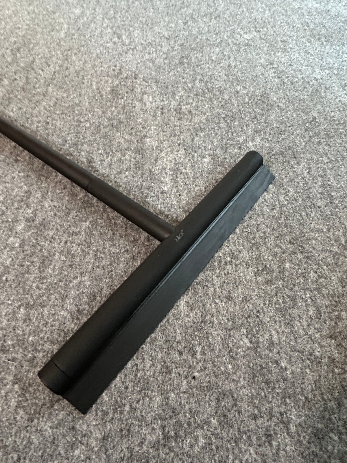 ZACK 40547Y バスルームスクイージー:横長の水切り部とゴムの縁の形状
