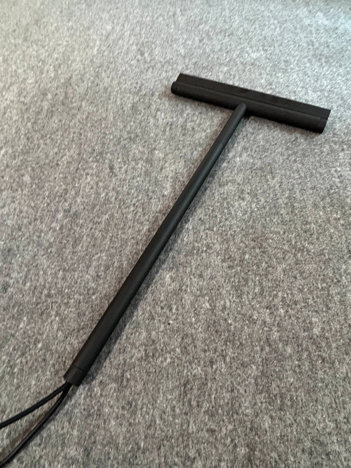ZACK 40547Y バスルームスクイージー:柄と横長の水切り部、端のストラップを見た全体