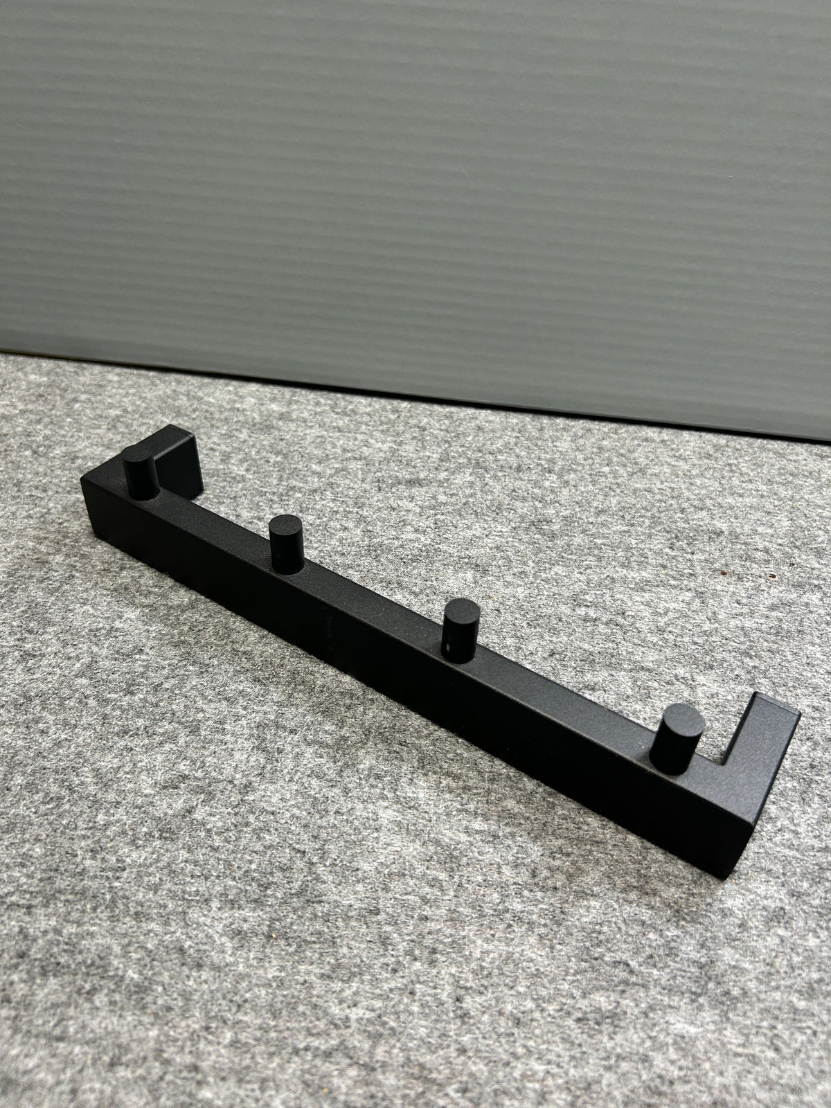 ZACK 40579Y タオル掛け:4本のフックと左右の取付部を斜めから見た全体