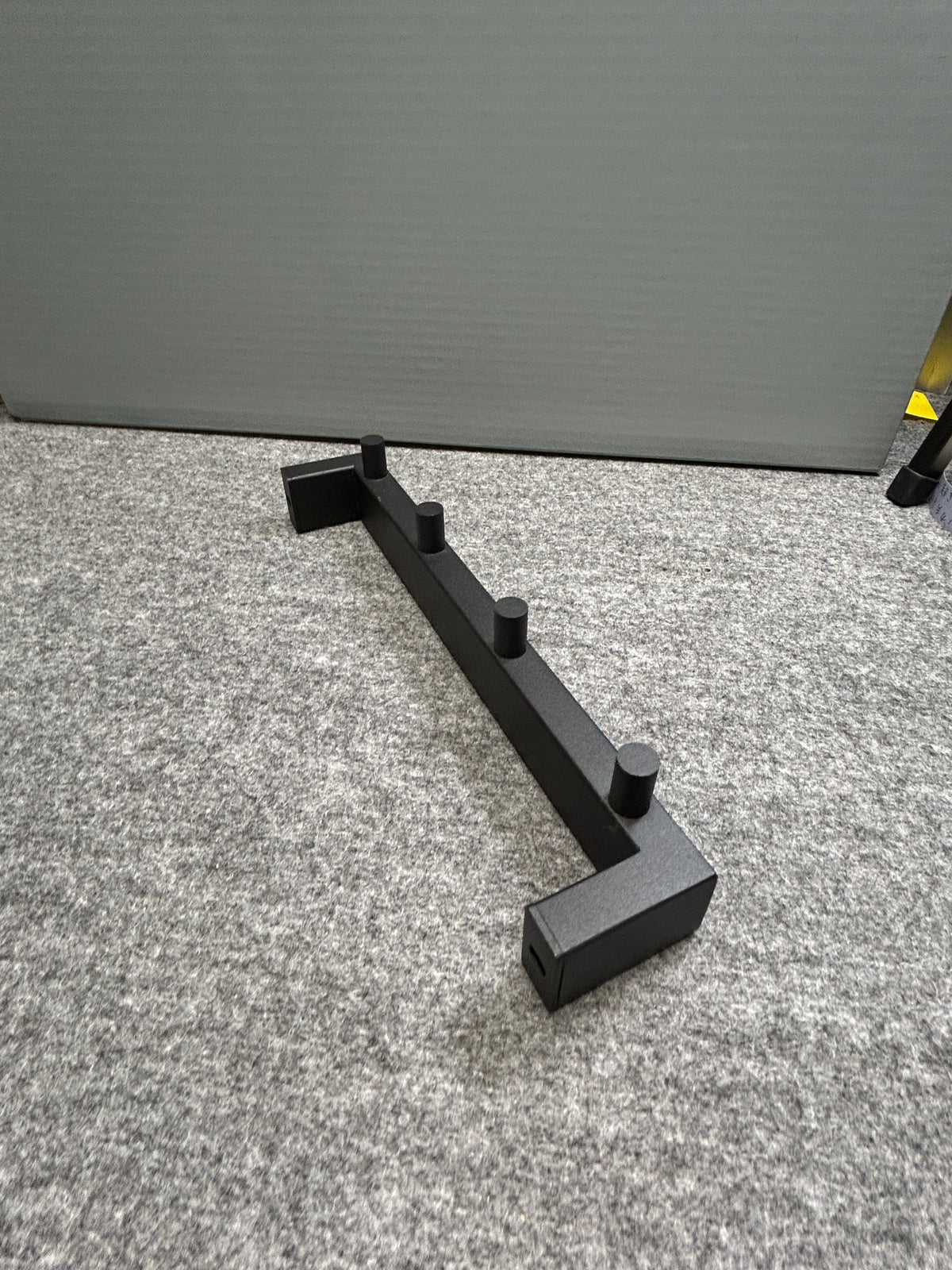 ZACK 40579Y タオル掛け:4本のフックと左右の取付部を斜めから見た全体