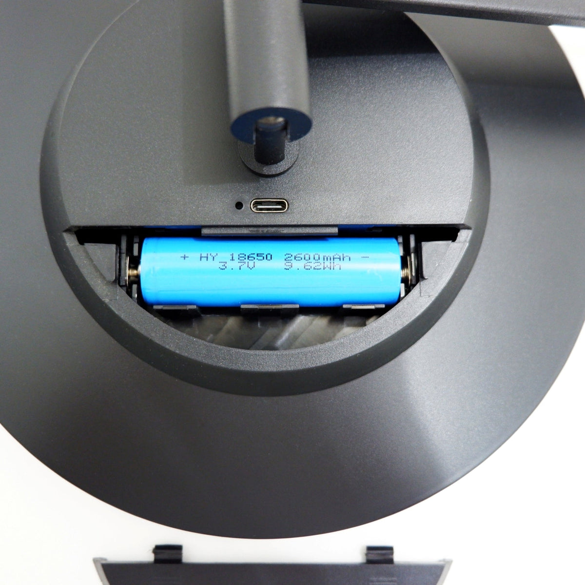 ZACK 40583 LINEA マットブラックのLEDメイクアップミラー:背面カバーを開けたバッテリー収納部
