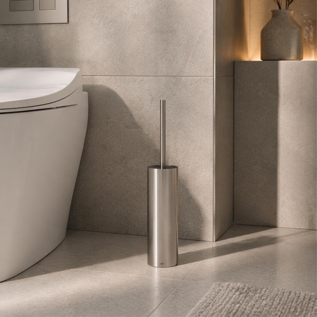ZACK 40621 PATIO ステンレス製トイレブラシ:便器横の床に置いた設置イメージ