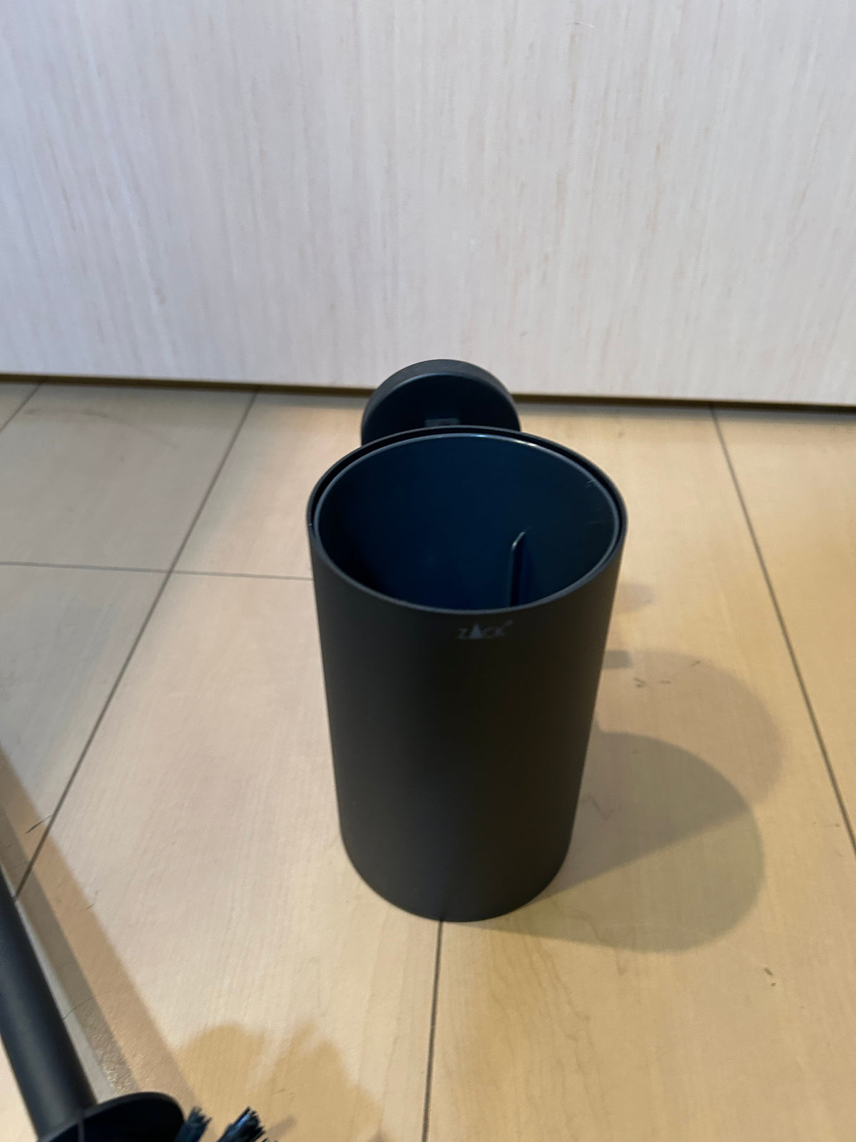 ZACK 40852Y トイレブラシ:ケース上部の開口部と壁取付金具