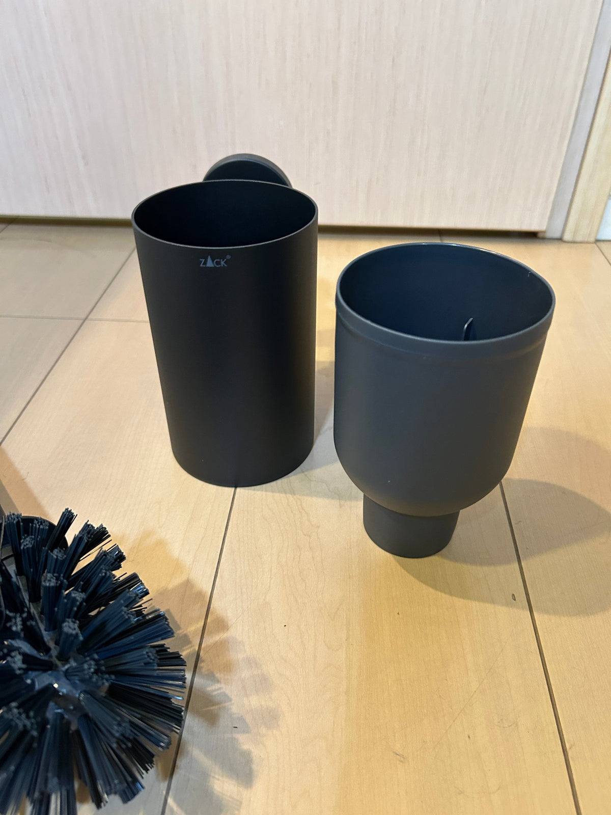ZACK 40852Y トイレブラシ:外側ケースと内側容器、ブラシを分けて並べた状態
