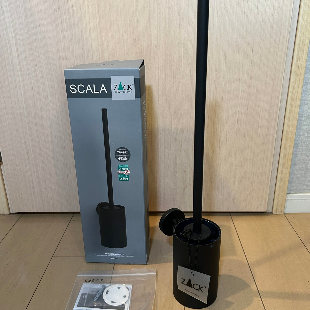 ZACK 40852Y トイレブラシ:本体と取付部品、パッケージを並べた状態
