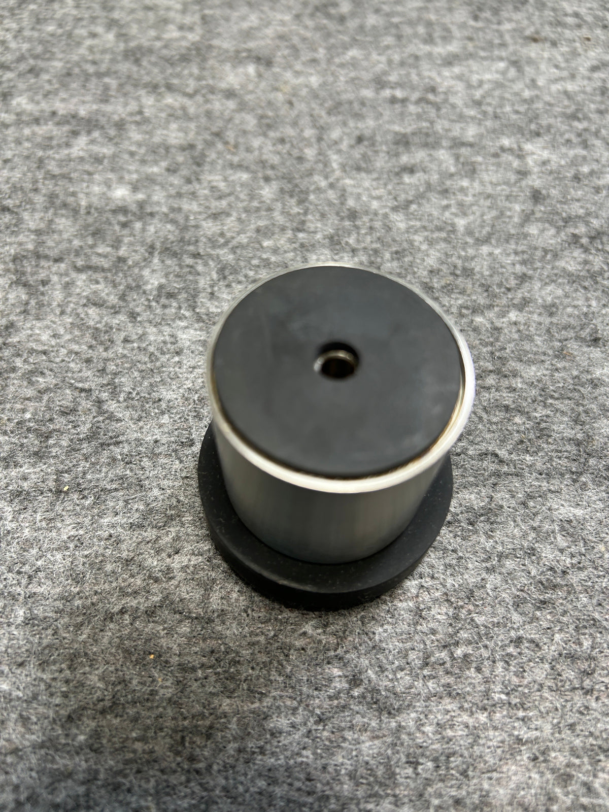 ZACK 50617Y ドアストッパー:底面の黒い滑り止めと中央の穴