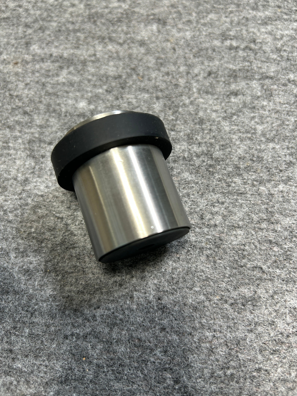ZACK 50617Y ドアストッパー:円筒形の金属本体と黒い緩衝部分を横から見た形状