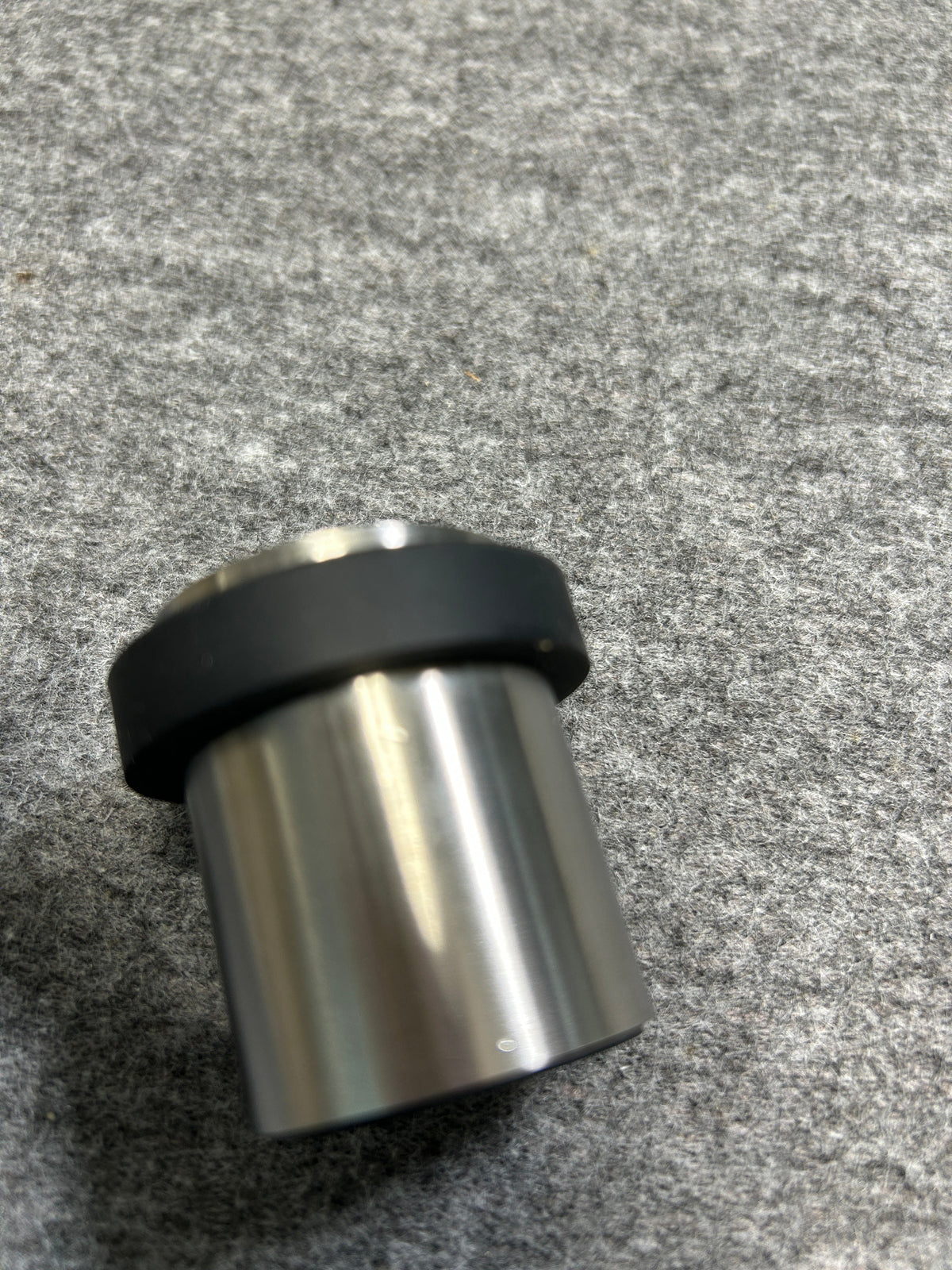 ZACK 50617Y ドアストッパー:円筒形の金属本体と黒い緩衝部分を横から見た形状