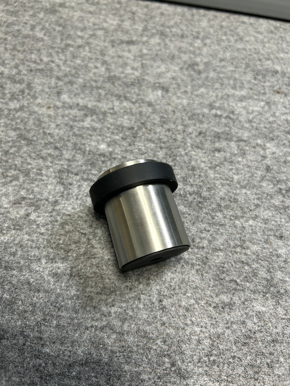 ZACK 50617Y ドアストッパー:円筒形の金属本体と黒い緩衝部分を横から見た形状