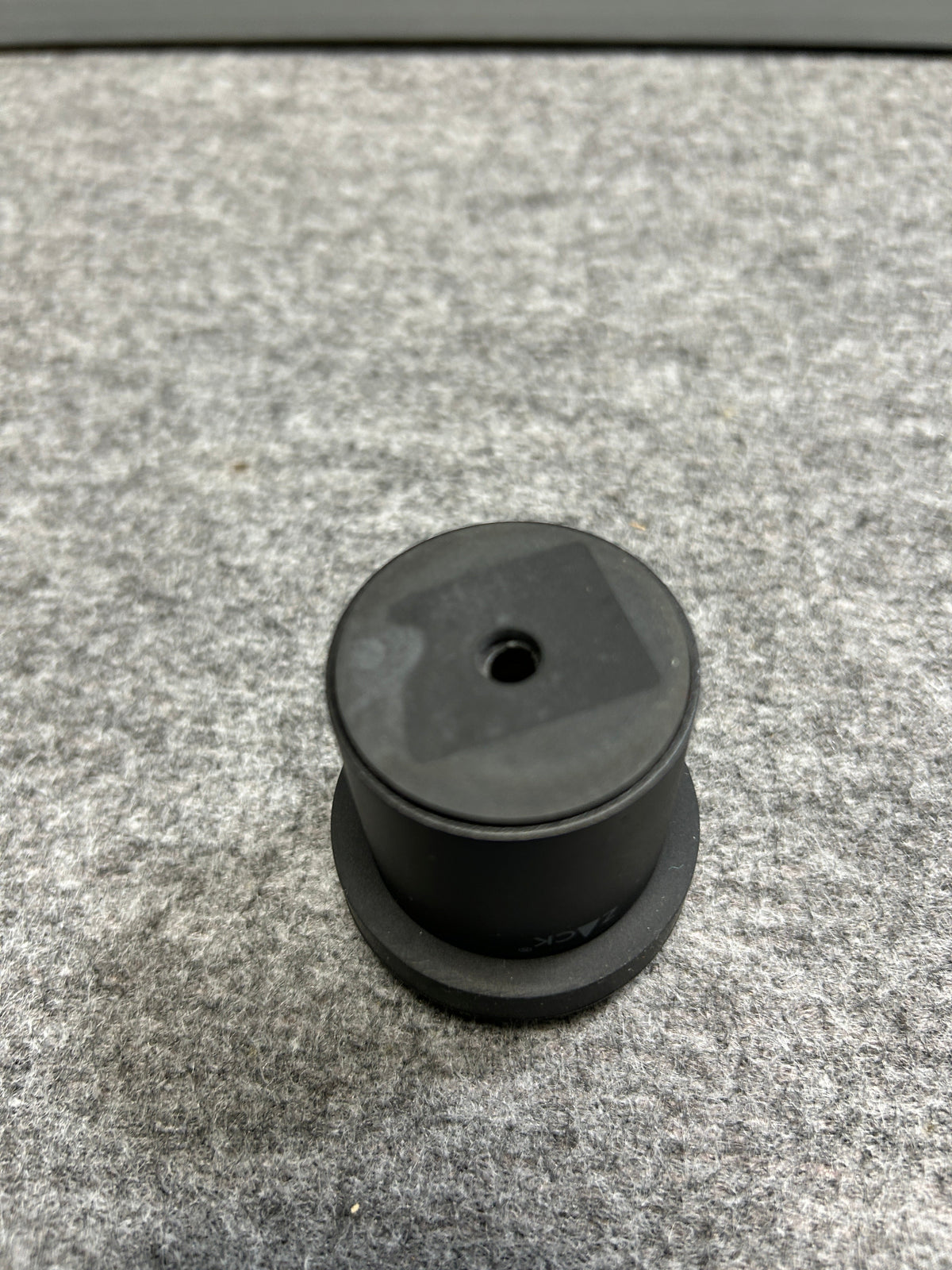 ZACK 50633Y ドアストッパー:底面の形状と中央の取付穴の拡大