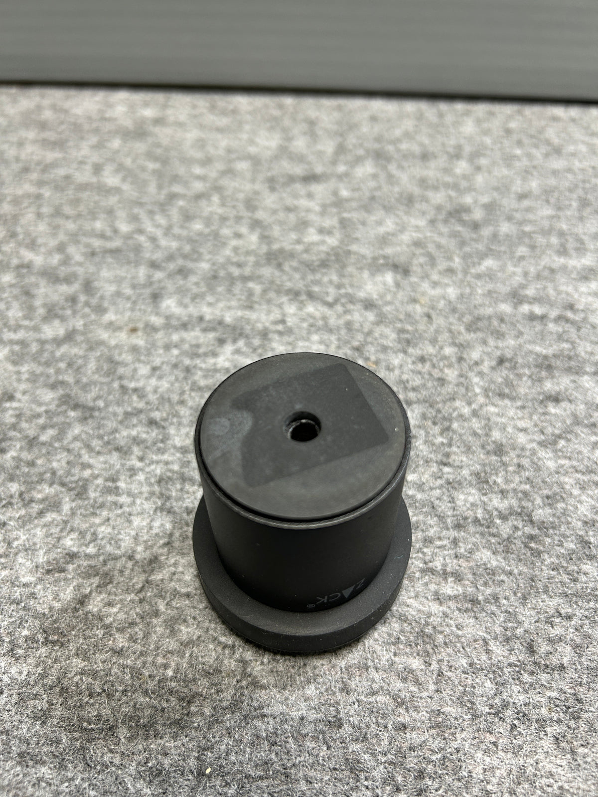 ZACK 50633Y ドアストッパー:底面の形状と中央の取付穴の拡大