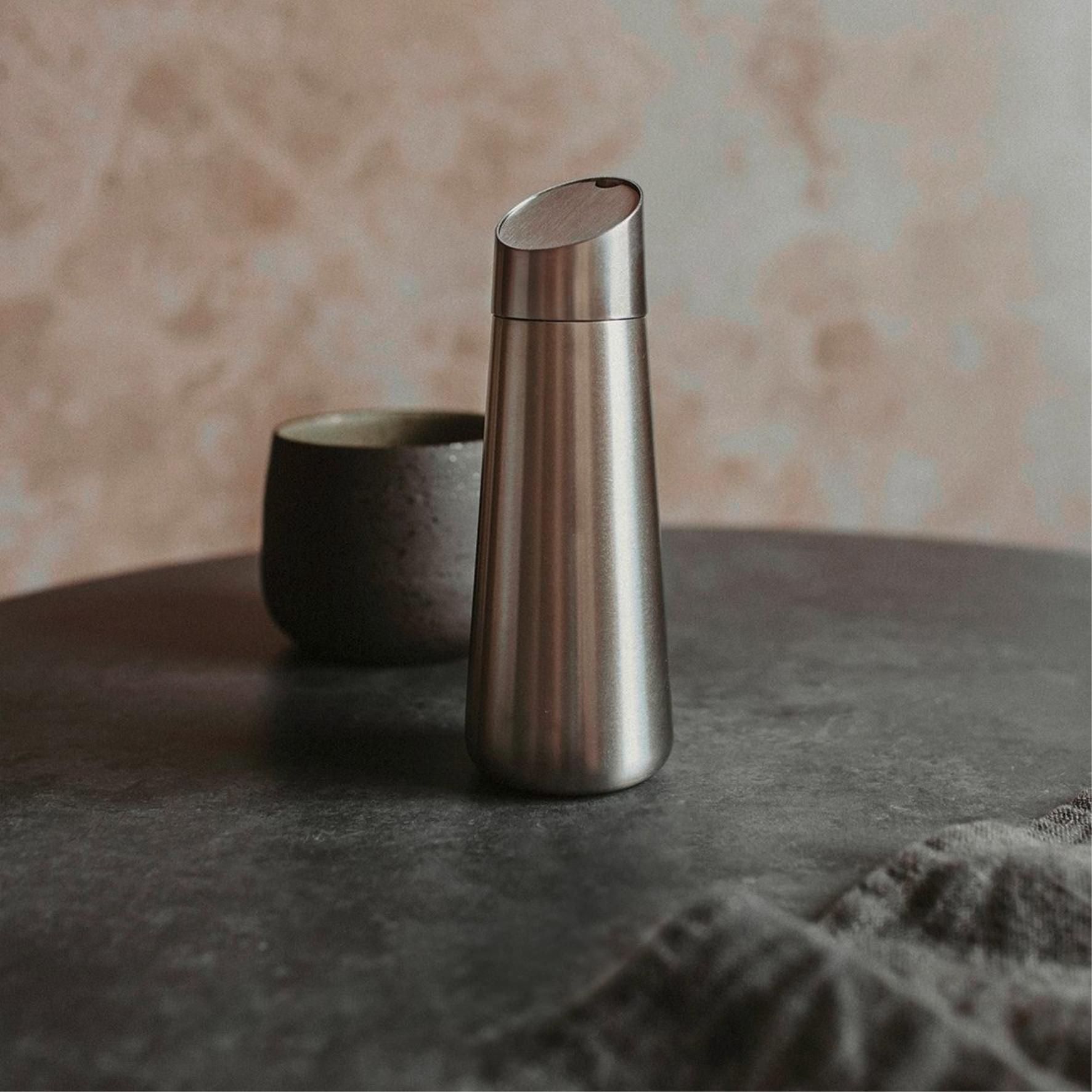 シュガーシェイカー｜20525 ACIO HL シュガーディスペンサー 高さ15.5cm 直径5.6cm 18/10ステンレス製 ヘアライン仕上げ SP50