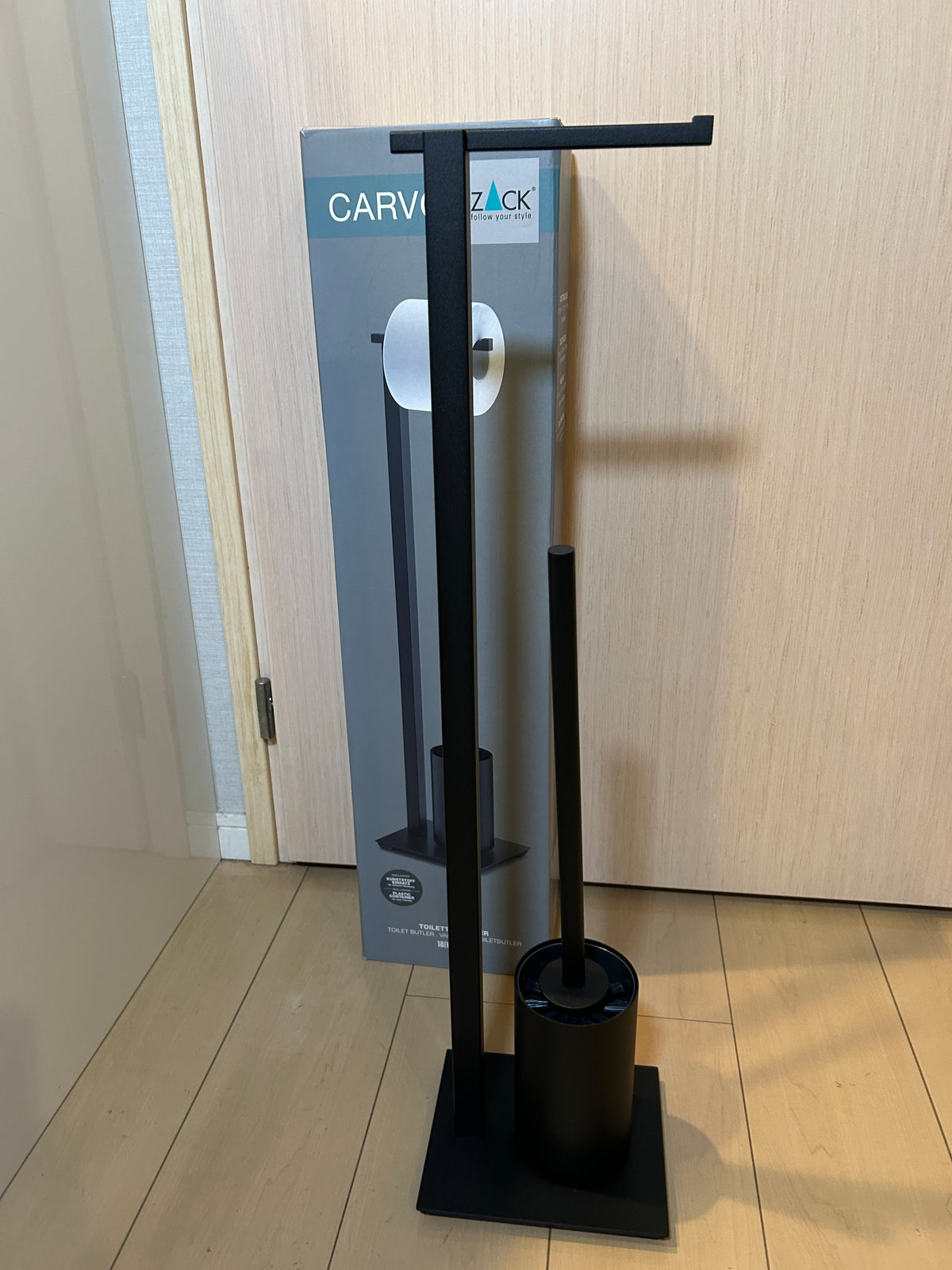 ZACK 40508Y：CARVOのトイレスタンド：ペーパーホルダー、ブラシ容器、四角い台座が箱の前に見える全体像