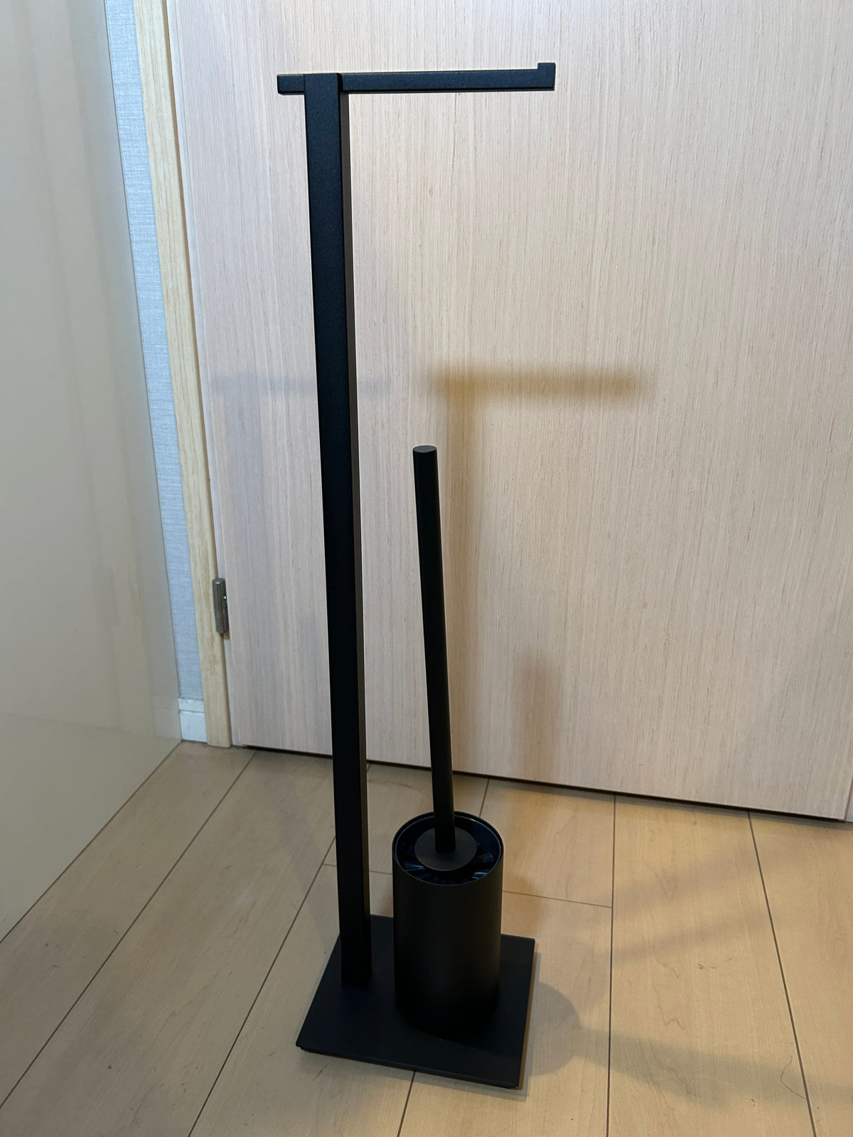 ZACK 40508Y：CARVOのトイレスタンド：上部の横棒、縦の支柱、ブラシ容器と四角い台座が見える正面の全体像