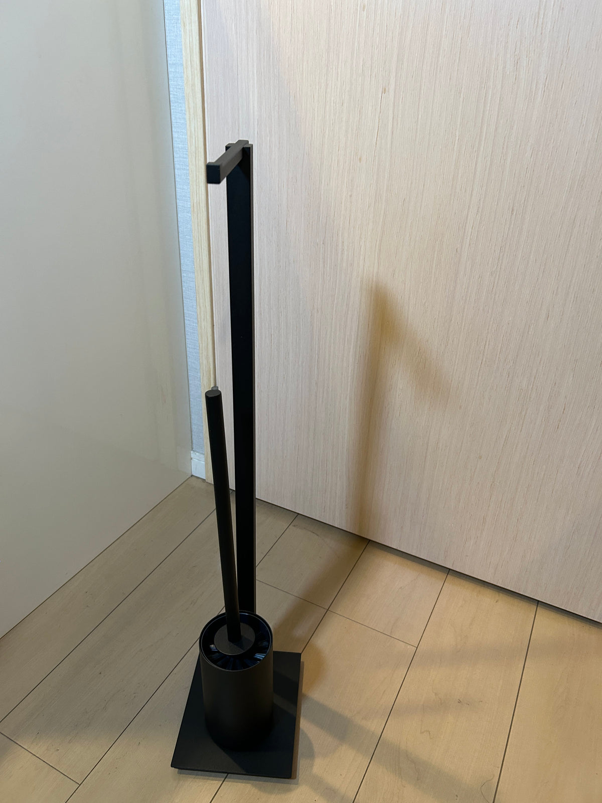ZACK 40508Y：CARVOのトイレスタンド：上部の横棒と支柱、ブラシ容器を横から見た全体像