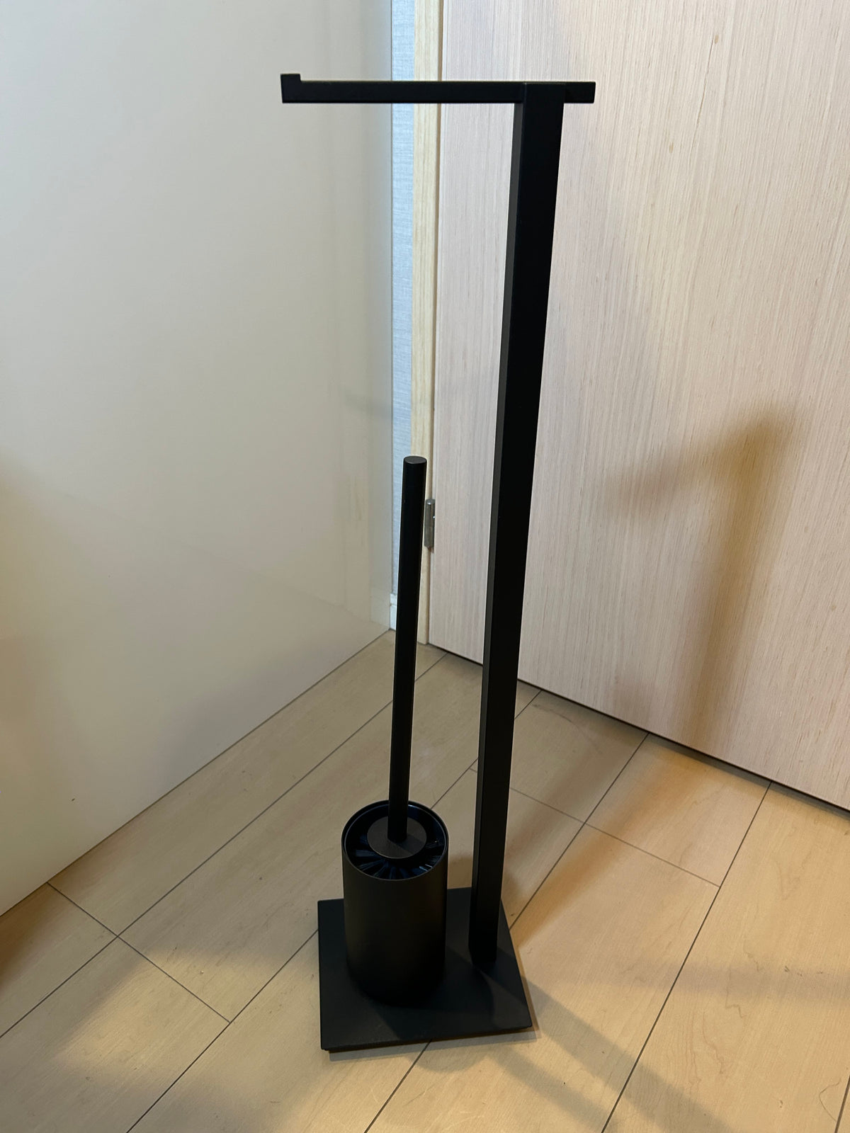 ZACK 40508Y：CARVOのトイレスタンド：黒い横棒と支柱、ブラシ容器、四角い台座が見える斜め正面