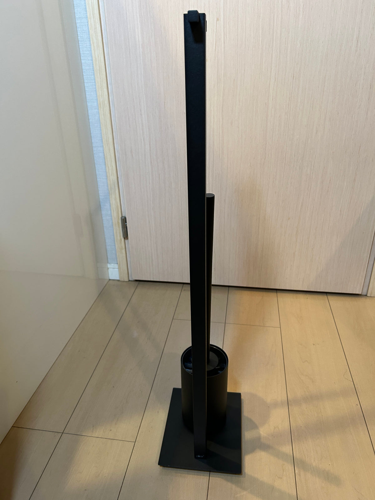 ZACK 40508Y：CARVOのトイレスタンド：支柱とブラシ容器を後ろ寄りから見た全体像