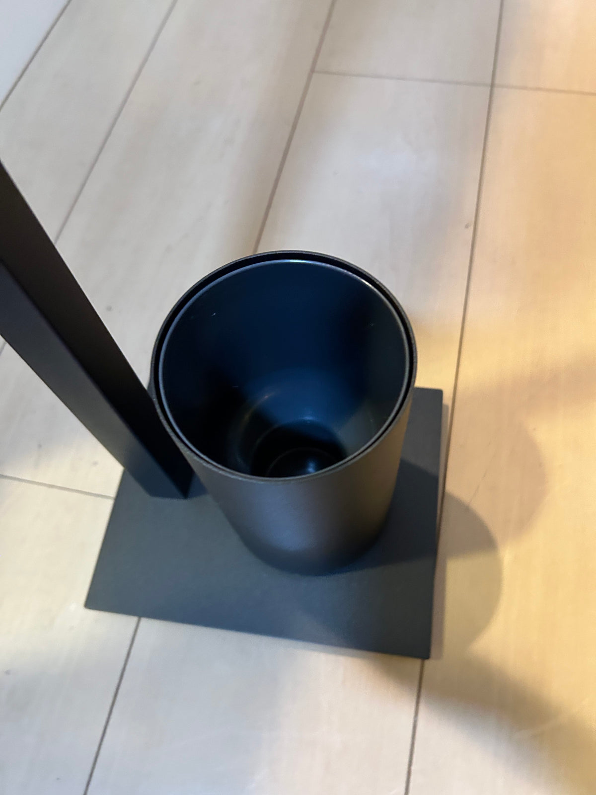 ZACK 40508Y：CARVOのトイレスタンド：ブラシ容器の開口と内側を上から見た拡大
