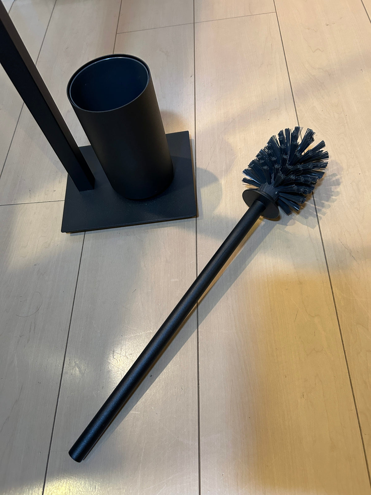 ZACK 40508Y：CARVOのトイレスタンド：ブラシを容器から取り出し、台座の横に並べた写真